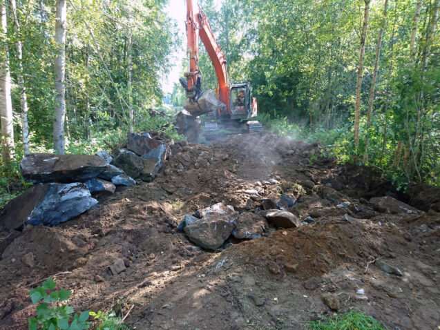 Grävning och förberedelse av husgrunden Grävning och förberedelse av husgrunden