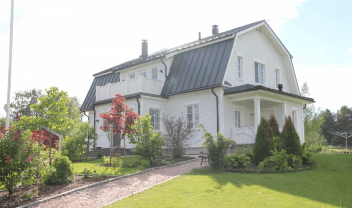Klassiskt Mansardhem på Landsbygden Klassiskt Mansardhem på Landsbygden