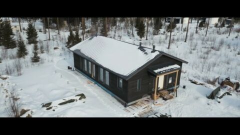 Miltä Teri-Talojen asennus näyttää? Katso videolta kuinka yhden kodin pystytys eteni. Katso täysversio videosta sivuiltamme. Linkki löytyy biosta! / Hur går monteringen av ett Teri-Hus till? Se i videon hur ett hem reses upp. Se hela videon på vår hemsida. Länk i Bio! 🏠⬆️ #teritalot #terihus #uusikoti #nytthem #rakentajat2019 #talopaketti #huspaket