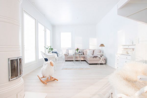 Ljust trähus i vitt