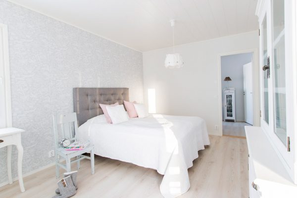 Ljust trähus i vitt