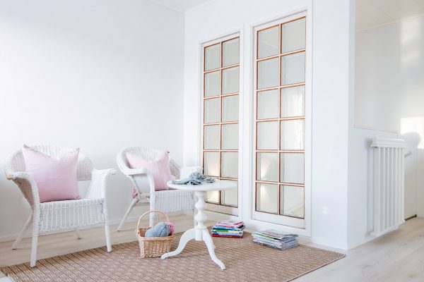 Ljust trähus i vitt