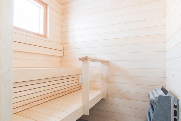 Ljust trähus i vitt