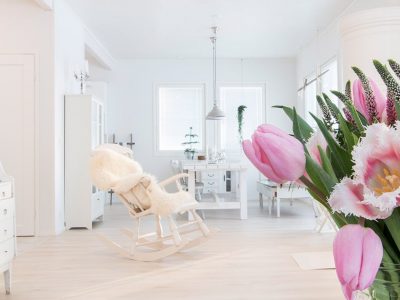Ljust trähus i vitt - Teri-Hus