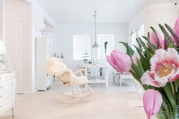 Ljust trähus i vitt