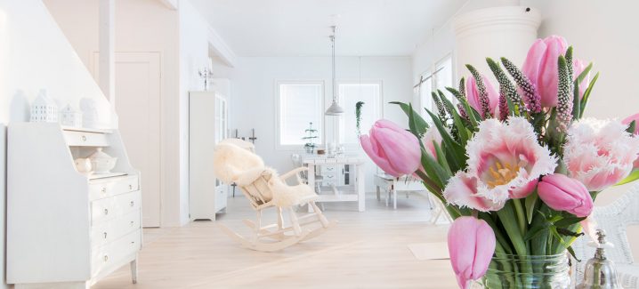 Ljust trähus i vitt