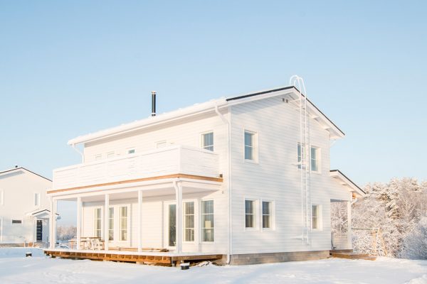 Ljust trähus i vitt