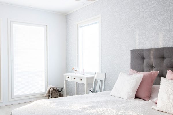 Ljust trähus i vitt