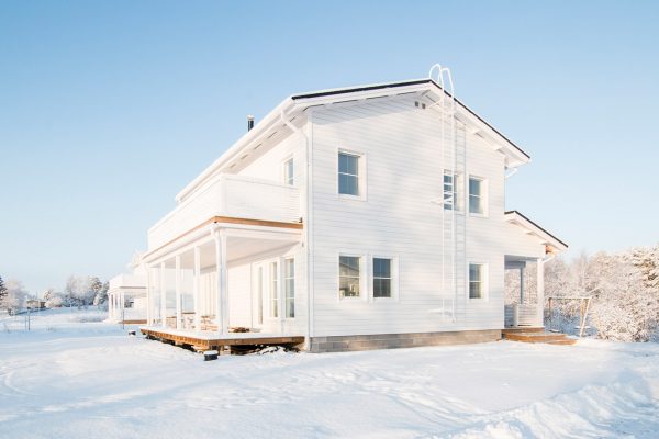 Ljust trähus i vitt