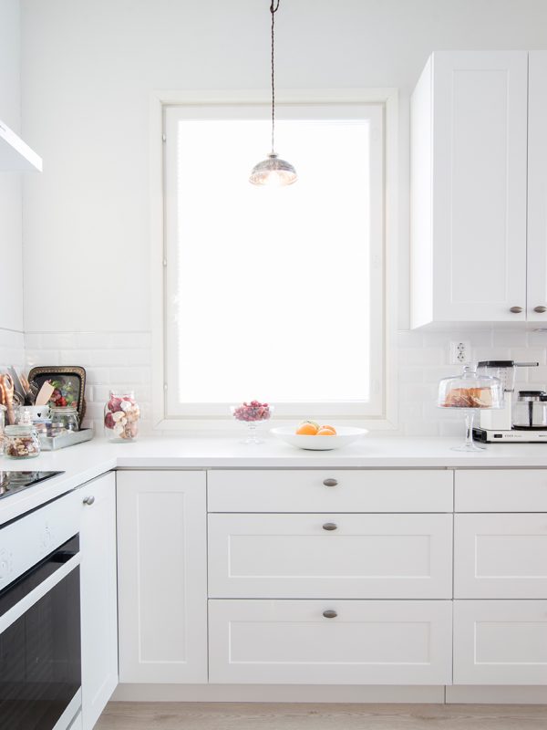 Ljust trähus i vitt