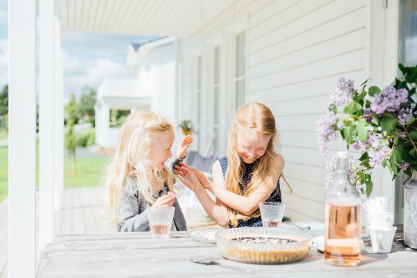Ljust trähus i vitt