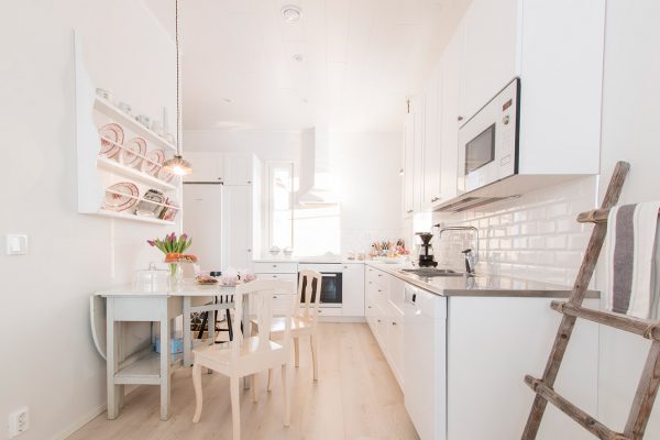 Ljust trähus i vitt