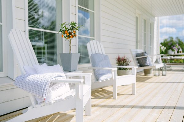 Ljust trähus i vitt