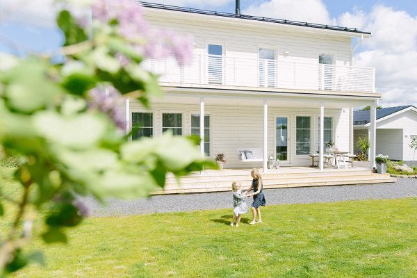 Ljust trähus i vitt