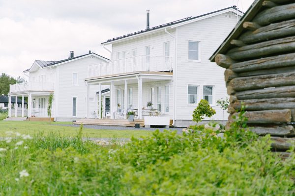 Ljust trähus i vitt