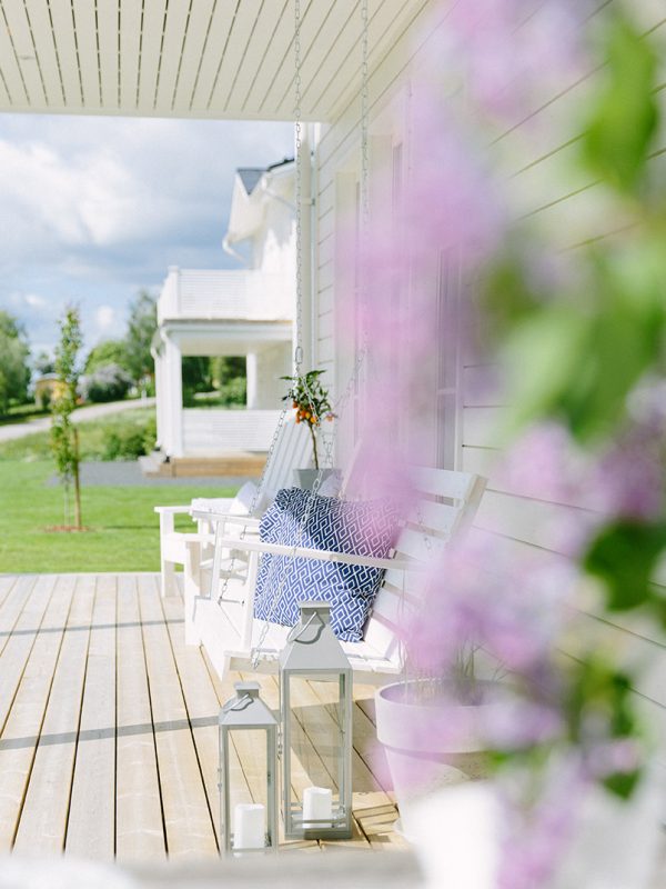 Ljust trähus i vitt