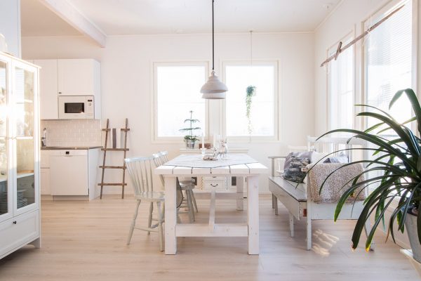 Ljust trähus i vitt