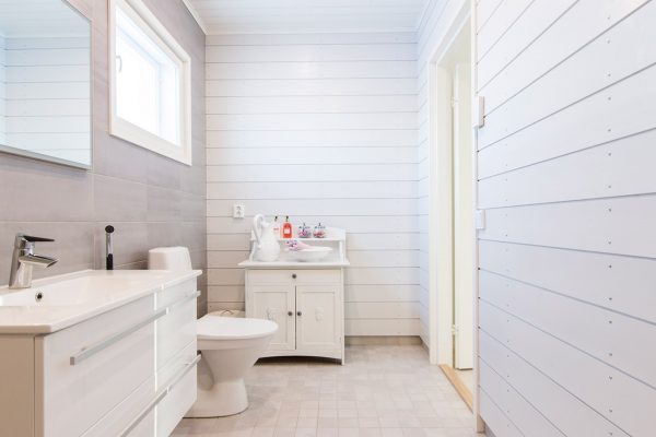 Ljust trähus i vitt