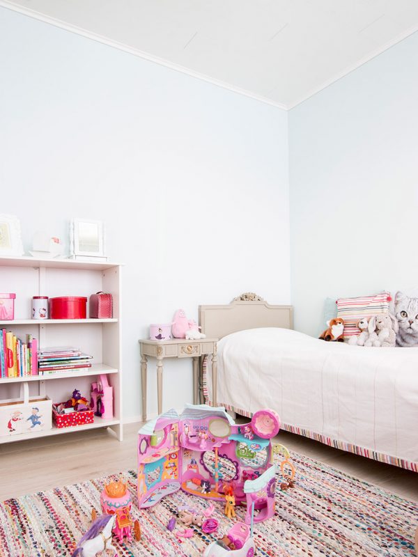 Ljust trähus i vitt